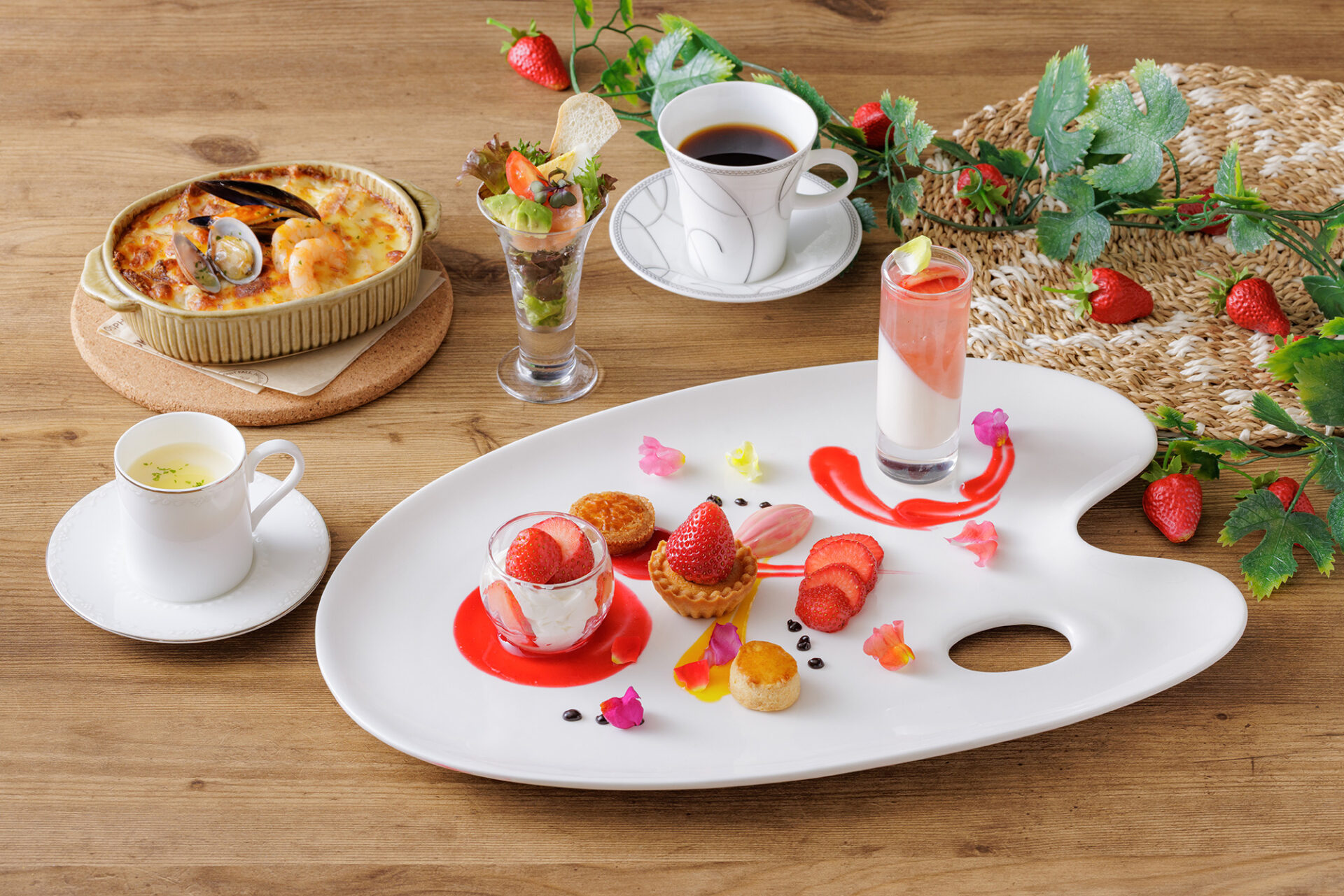 【選べるメイン×彩りスイーツ！】スイーツ＆ランチ Strawberry Palette