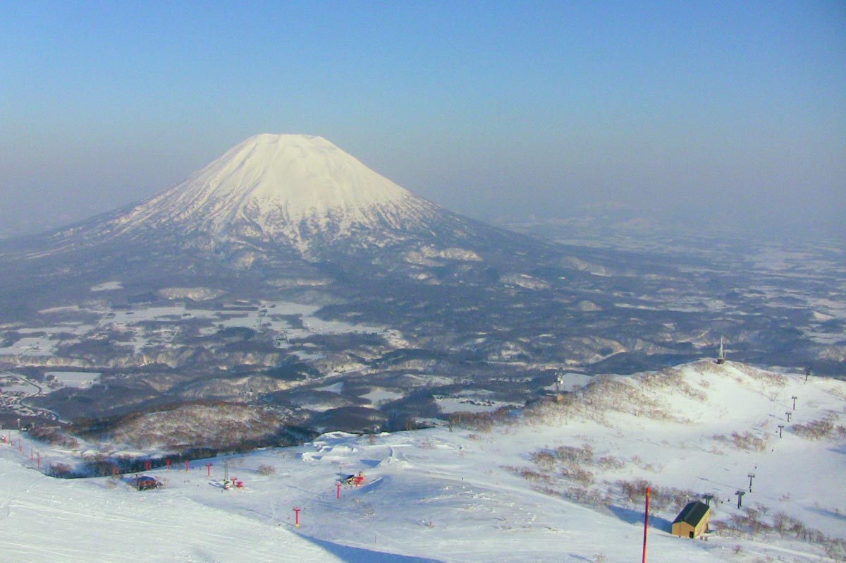 ニセコ 標高1,308mのニセコアンヌプリの山腹に4つのスキー場があり、どのスキー場も上質なパウダースノーと北海道らしい広大なゲレンデを楽しめます。