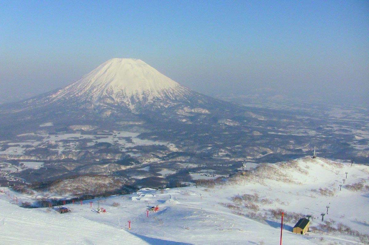 ニセコ 標高1，308mのニセコアンヌプリの山腹に4つのスキー場があり、どのスキー場も上質なパウダースノーと北海道らしい広大なゲレンデを楽しめます。